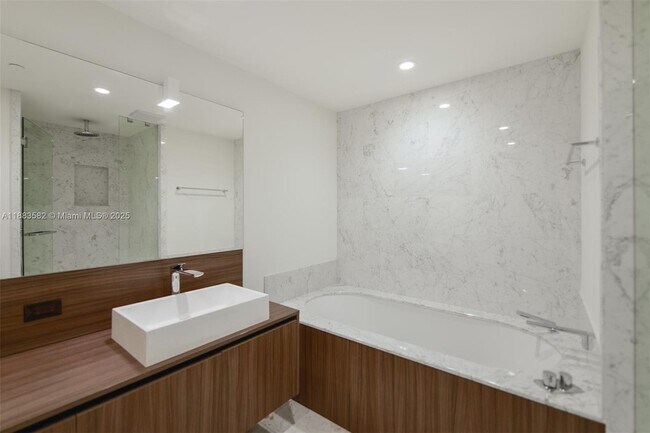 Building Photo - 1000 Brickell Plaza