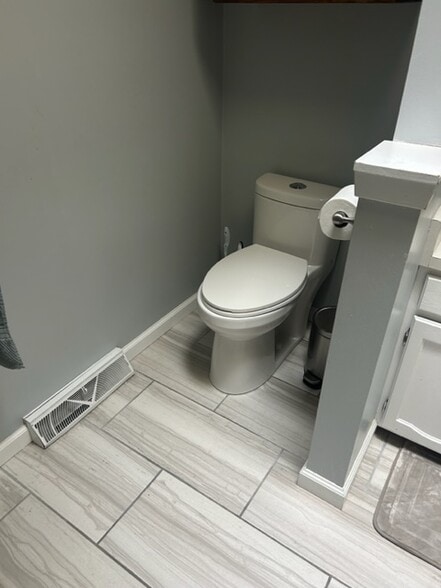 bathroom 1 - 2130 Hammond Pl E