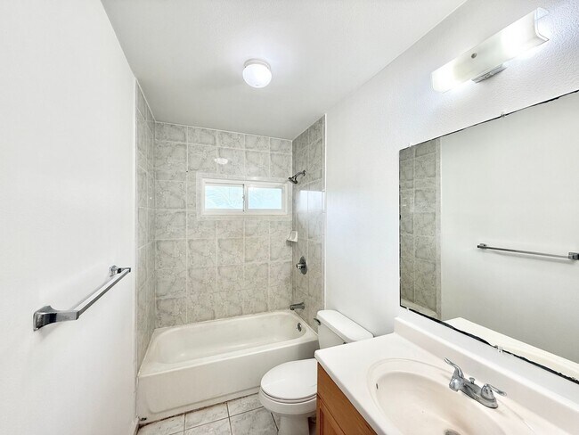 Building Photo - Huge 6br/3ba SF House with Solar Panels!