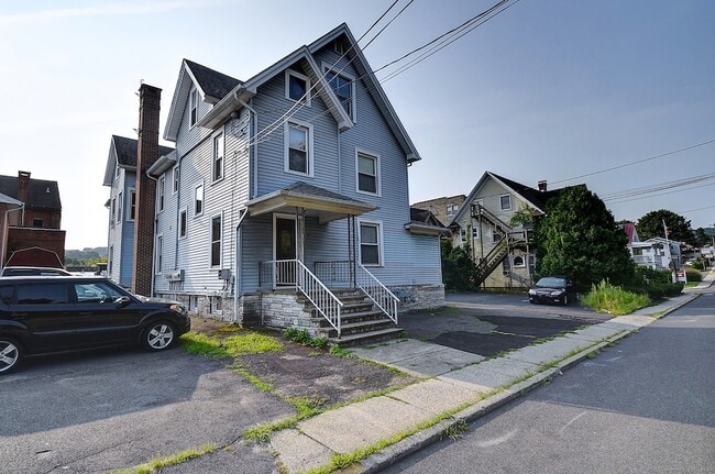 Building Photo - 93 Meadow St