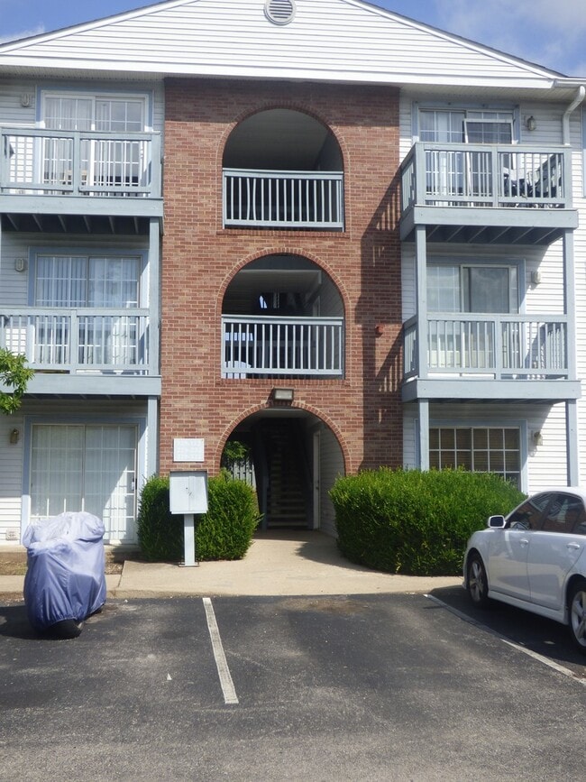 Building Photo - FALL SPECIAL-1/2 Off 2nd Mo! Lovely Condo,...