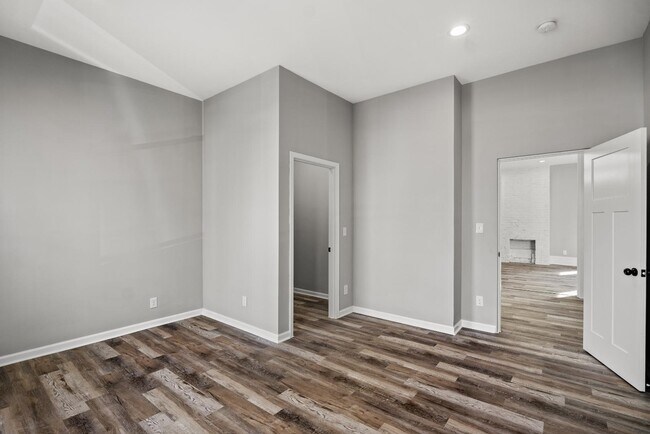 Building Photo - 835 Isabella St