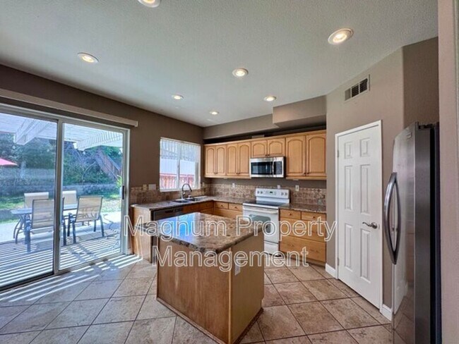 Building Photo - 30997 Oakhill Dr