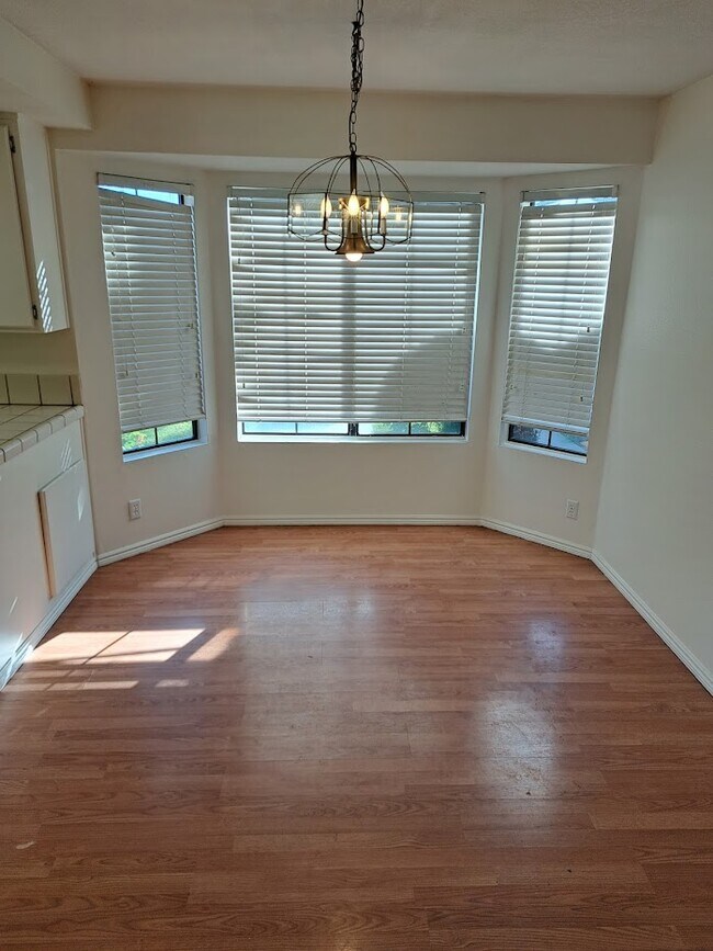 Dinning room - 37727 Maureen St