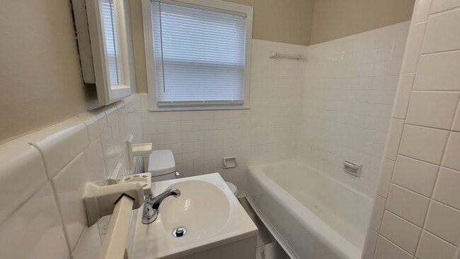 Building Photo - 2520 Proctor Knott Dr