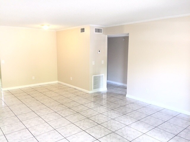 Building Photo - RENT NOW AND RECEIVE THE REST OF SEPTEMBER...