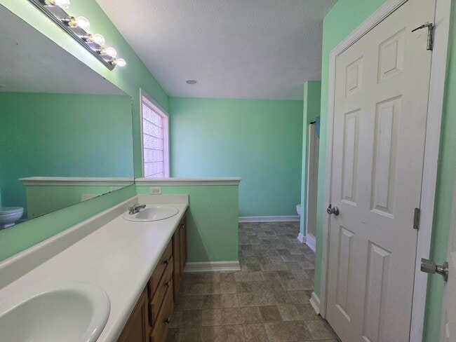 Building Photo - 122 Blue Water Dr