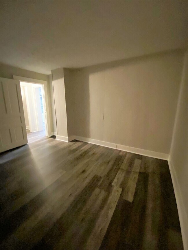 Building Photo - Cat Friendly 1 Bedroom Apartment with Move In Special!