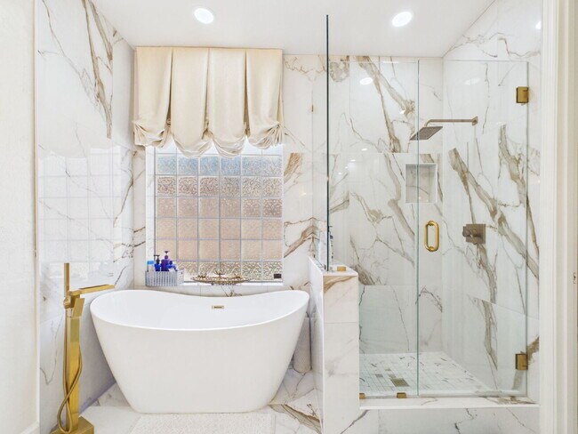 Building Photo - Luxury Awaits with Designer Details
