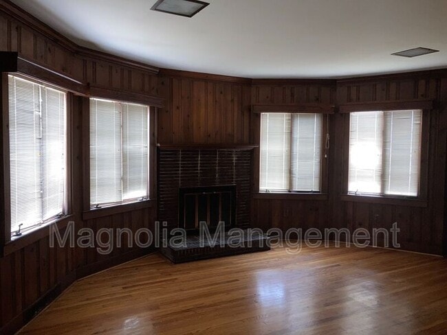 Building Photo - 137 W Andrews Ave