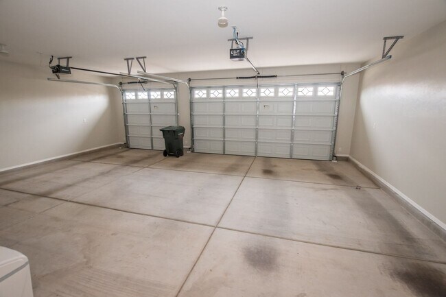 Building Photo - Executive home in The Estates at Holiday! ...