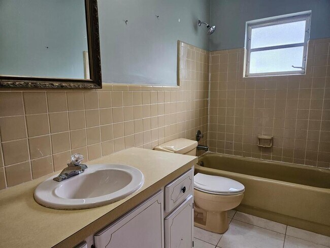 Building Photo - 7904 NW 70th Ct