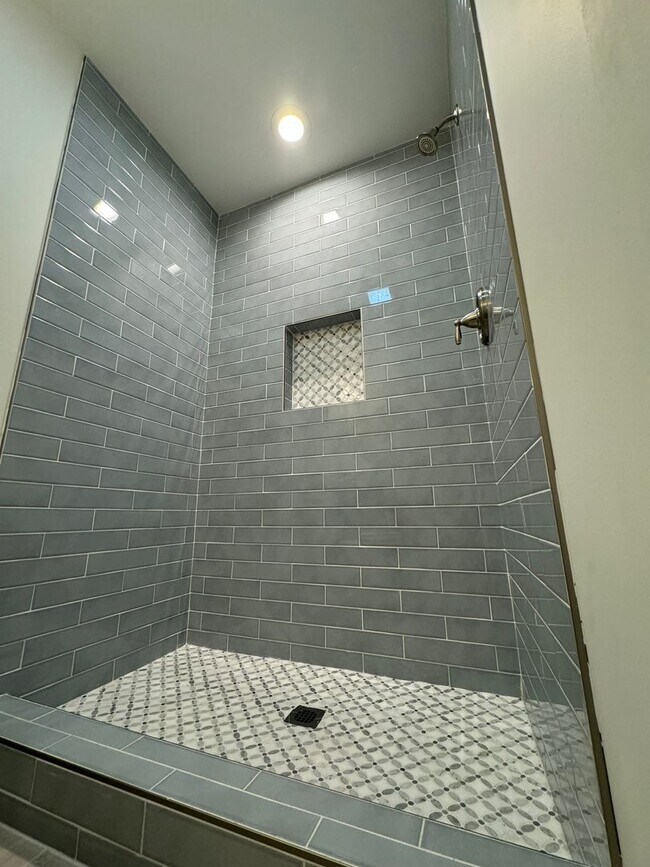 Building Photo - GORGEOUS NEW CONSTRUCTION GARDEN UNIT-PARK...