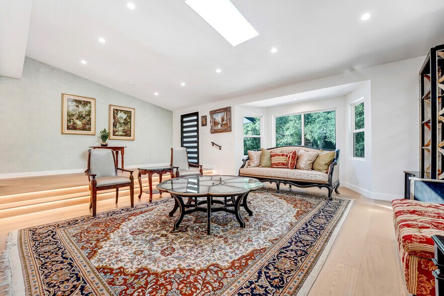 Building Photo - 4611 Louise Ave