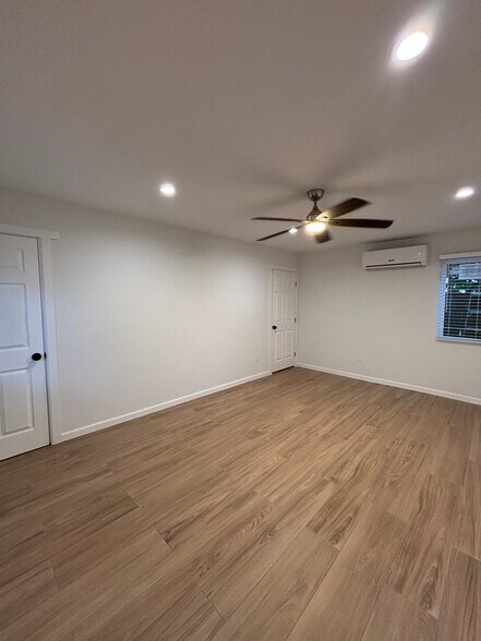 Primary Photo - 860 N Mar Vista Ave