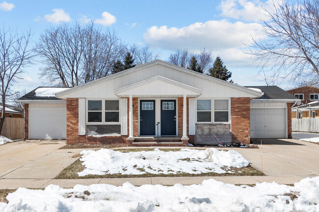 attached garage - 2511 N Locust St