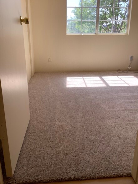 Building Photo - 604 N Bagby Dr