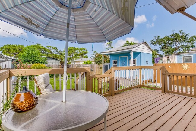 Building Photo - Adorable Navy Point Cottage!