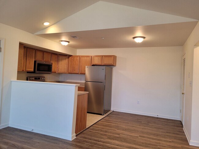 Building Photo - 670 Bassett Dr