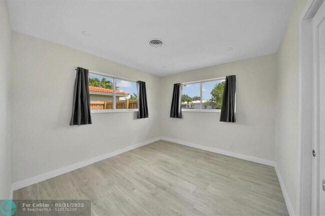 Building Photo - 2051 NE 60th St