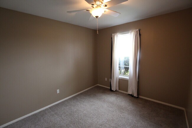 Building Photo - 447 Redbud Cir
