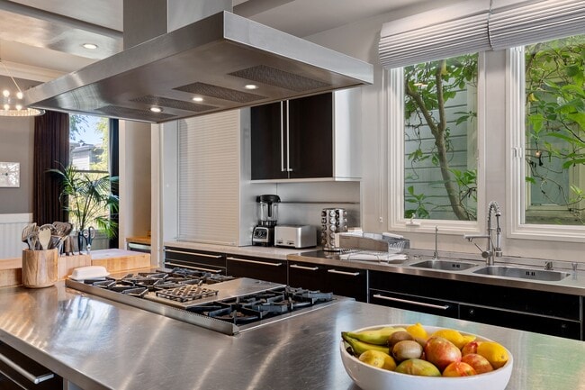 Building Photo - 2866 Pine St