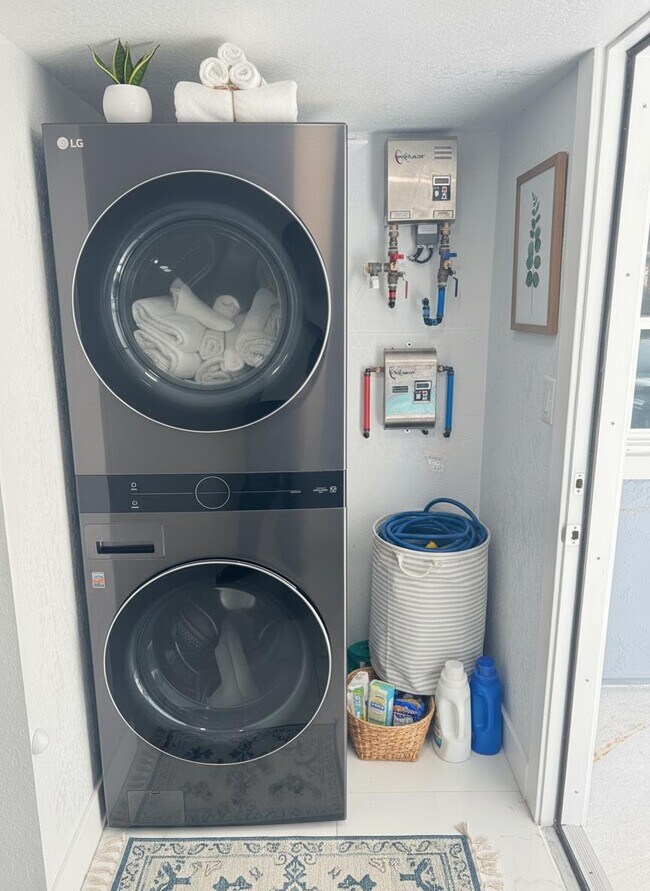 Building Photo - 2346 Lakeshore Cir