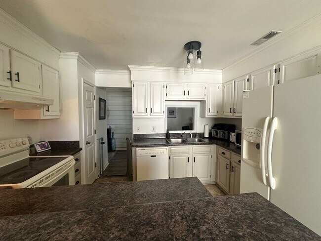 Building Photo - 3BR / 2BA with Garage Close to Dam Neck in...