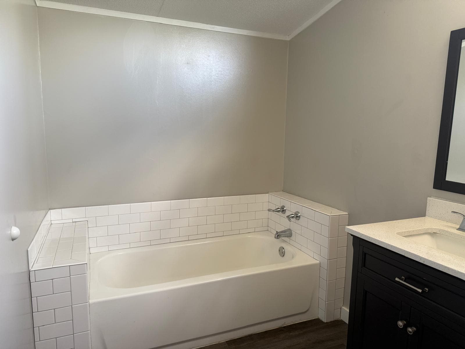 Master bedroom tub - 1403 Harper Dr