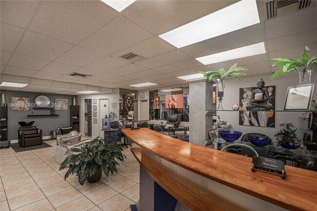 Building Photo - 3760 Inverrary Dr