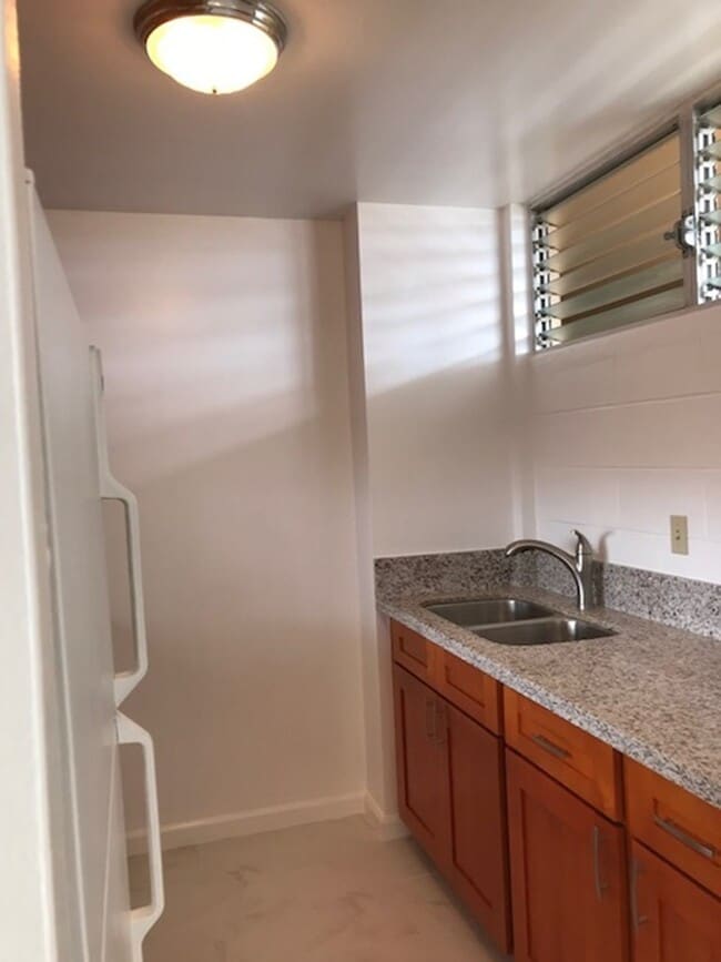 Building Photo - 2-bedrrom, 1-bath Lakeview Gardens