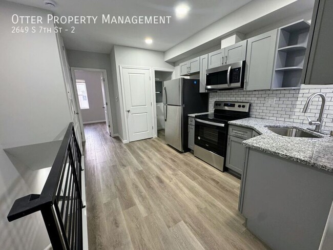 Building Photo - Charming 2BR/1BA Apartment with Hardwood F...