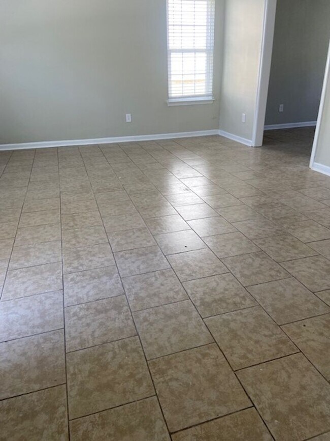 Building Photo - Spacious Town-home!