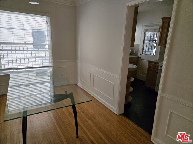 Building Photo - 1338 S Dunsmuir Ave