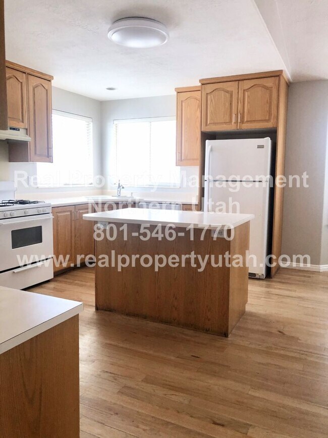 Building Photo - Updated 5 Bedroom 5 Bath Home in Layton Available!