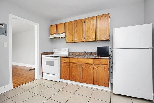 Building Photo - 2BD/1BA Duplex in Southend