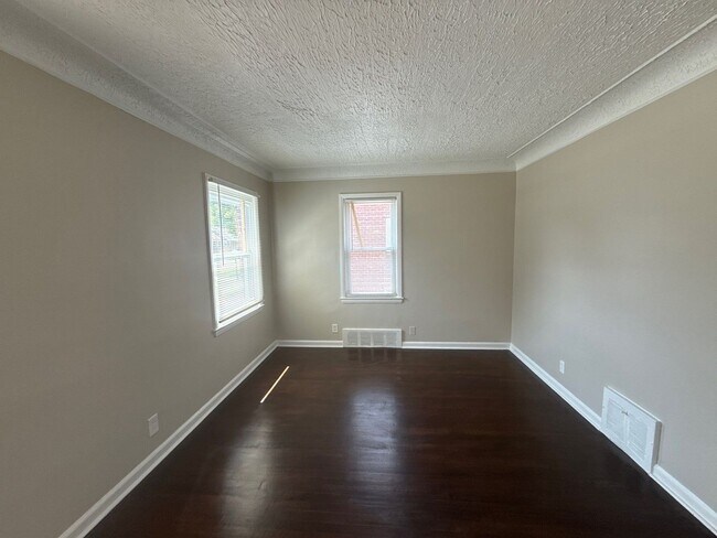 Building Photo - Renovated 3-Bedroom Home – We Welcome Sect...