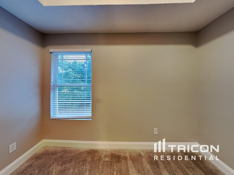 Building Photo - 232 Daisy Cir