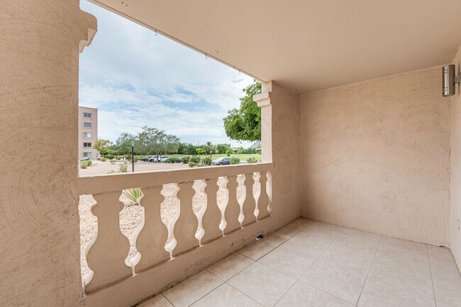 Building Photo - Welcome to this fabulous 2-bedroom, 2-bathroom condo in the heart of South Scottsdale!