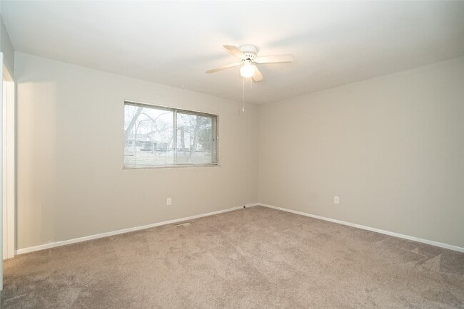 Building Photo - 335 Parma Dr