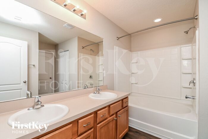 Building Photo - 3535 Shiner Dr