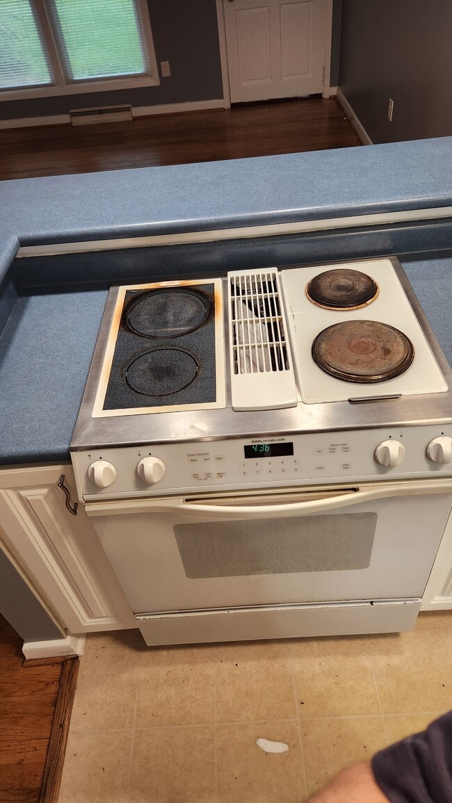 Electric oven/Cooktop - 703 Harding Ave