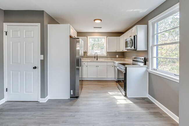 Building Photo - 4 Bedroom Glencliff Home With Garage