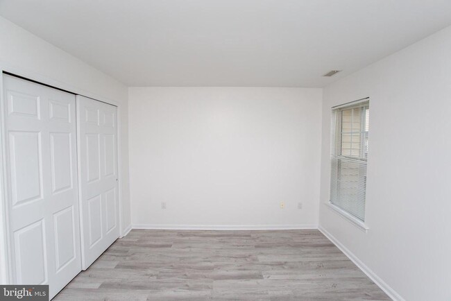 Building Photo - 1108 Julian Dr W