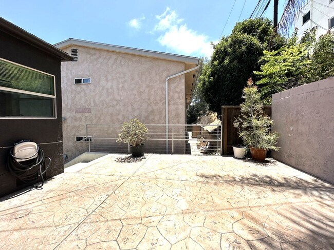 Building Photo - North Park/Hillcrest- Modern and Spacious 2 Bedroom with 2 Car Garage, Washer/Dryer and AC.