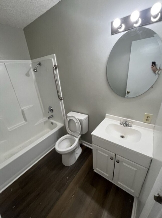 Building Photo - 3 Bed/1 Bath Home