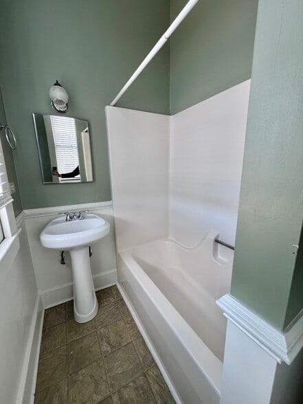 Building Photo - 548 Verret St