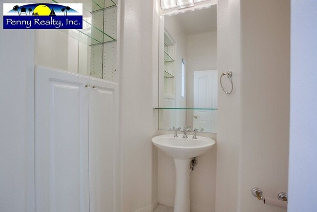 Building Photo - Stunning 4 Bedroom 3.5 Bath Home in the Co...
