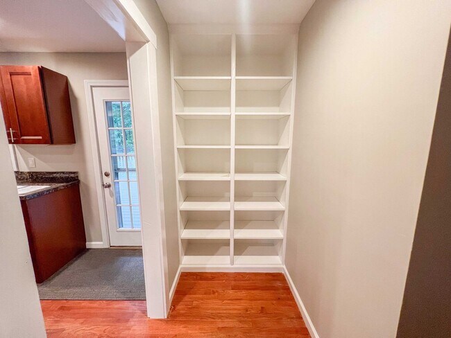 Building Photo - 5/3 updated Mid-Century Modern with original hardwoods