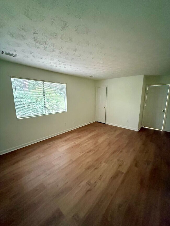 Building Photo - Newly remodeled ranch house in Jonesboro!